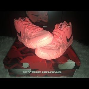 Kyrie 4s basketball shoes ‘Atomic Pink’